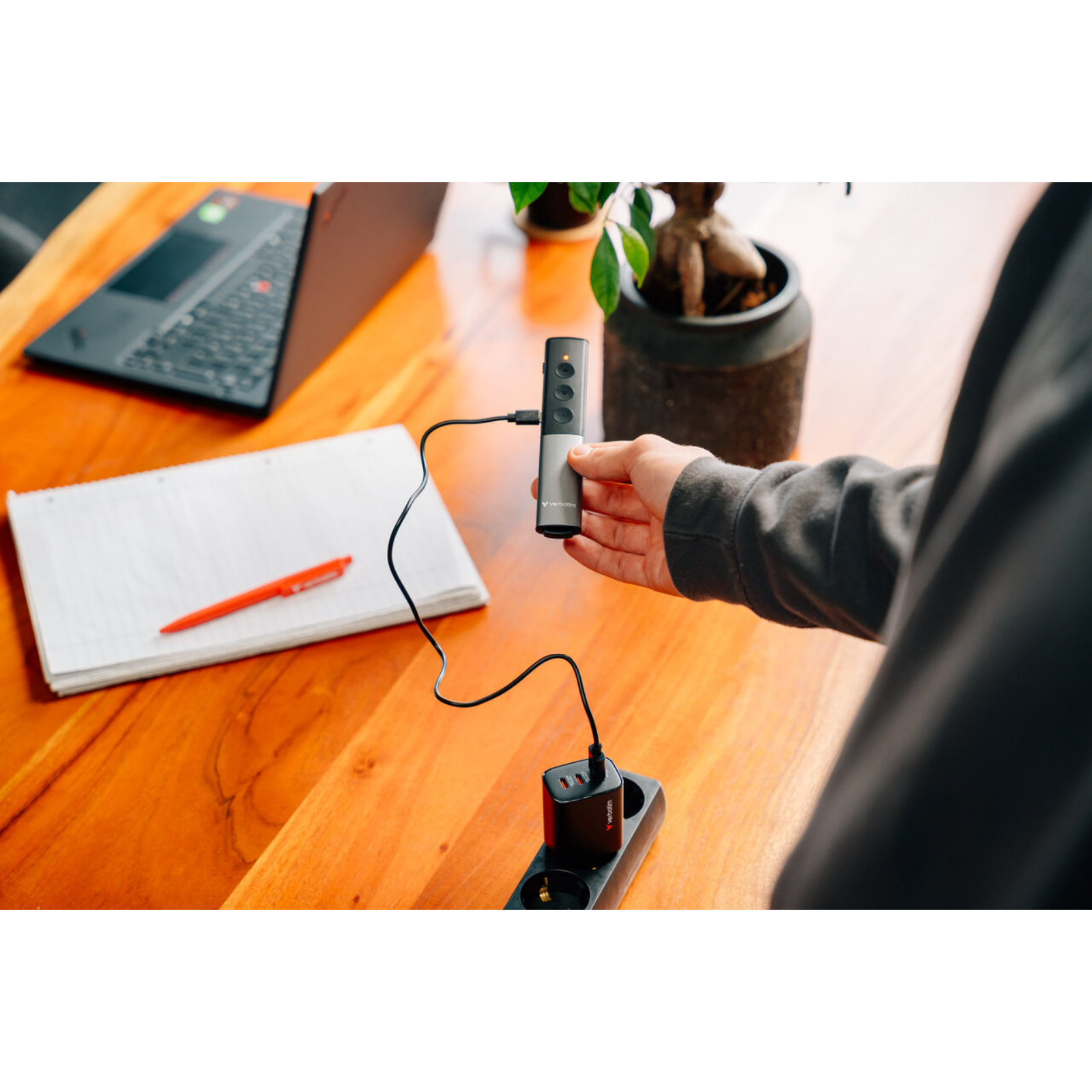 Verbatim Agenda Wireless Presenter With Red Laser Pointer, Up To 100m Wireless Range, Dual USB-A and USB-C Receiver For Universal Compatibility, Plug And Play, Grey / Black